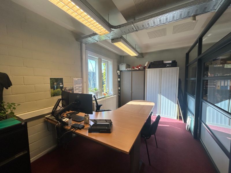 Functioneel bedrijfsgebouw voorzien van kantoor- en magazijnruimte met buitenopslag foto 22