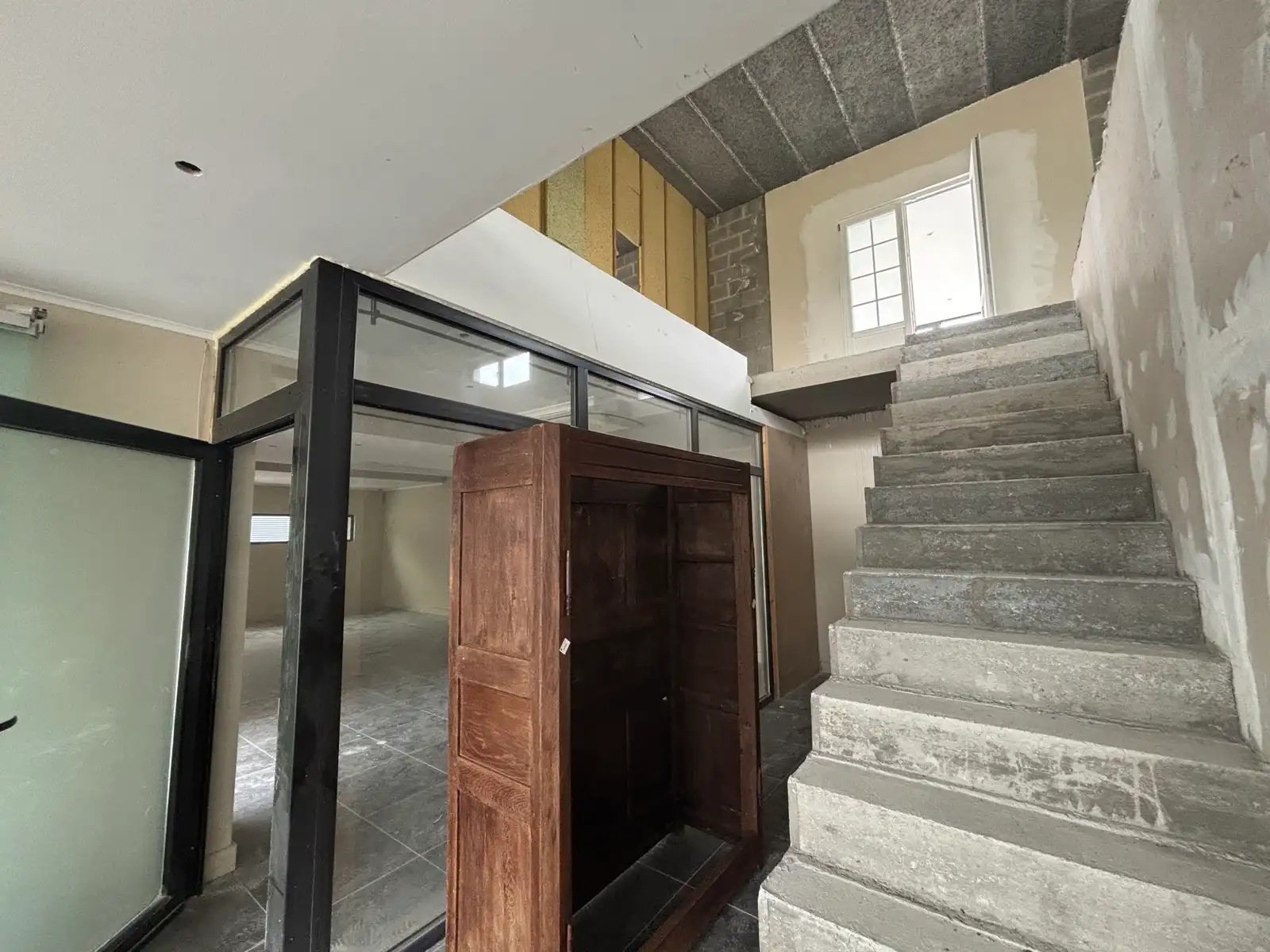Baanwinkel 300 m² te huur Hannuit zichtlocatie foto 5