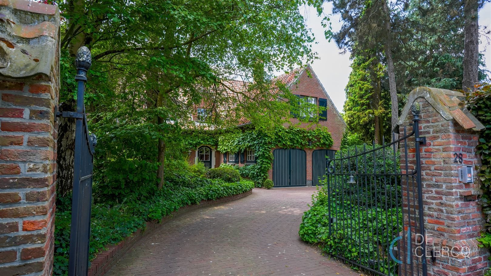 Karaktervolle villa op omvangrijk perceel te koop Lochristi! foto {{pictureIndex}}
