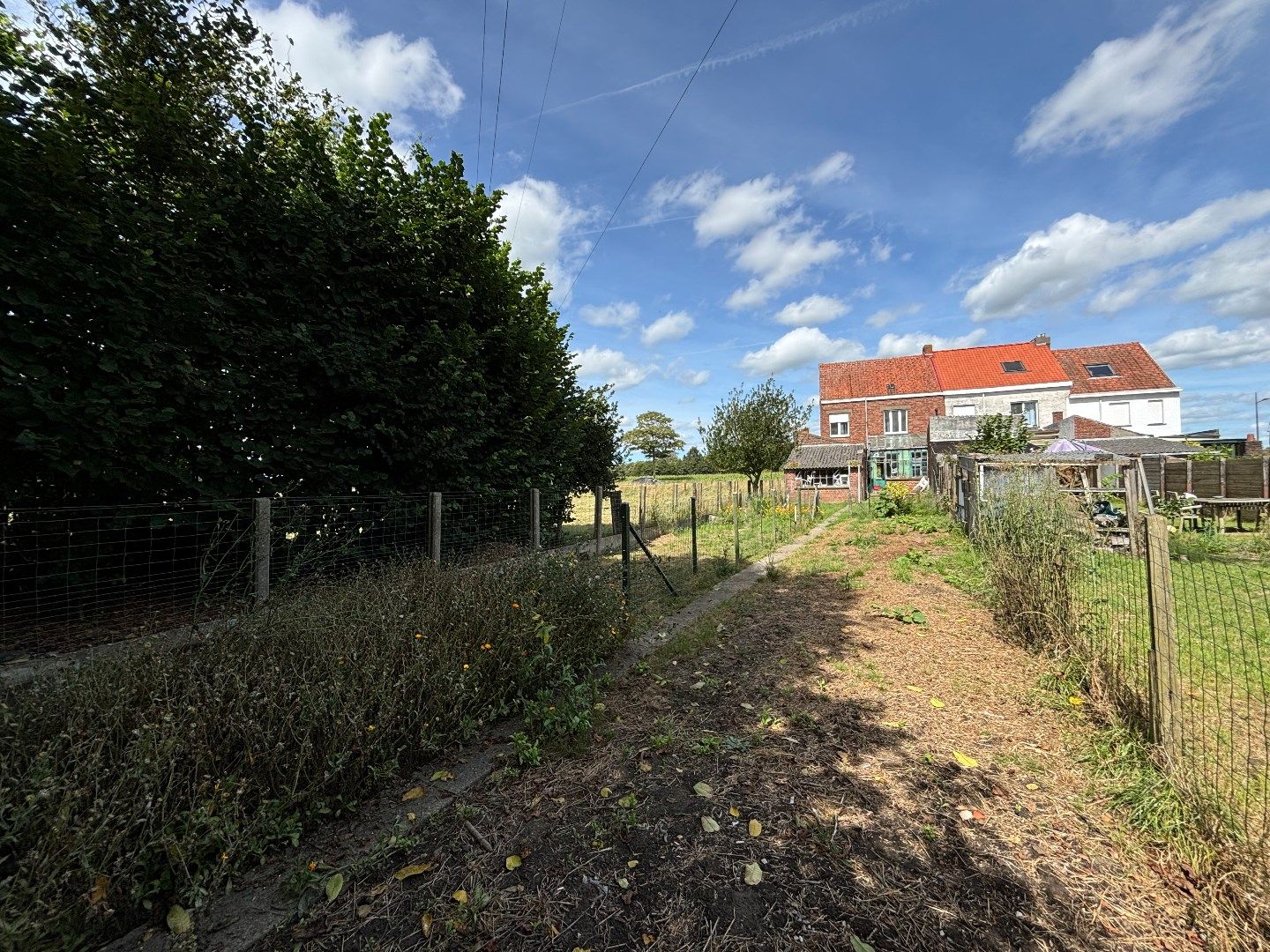 Ruime halfopen woning met mooie zonnige tuin. foto 6