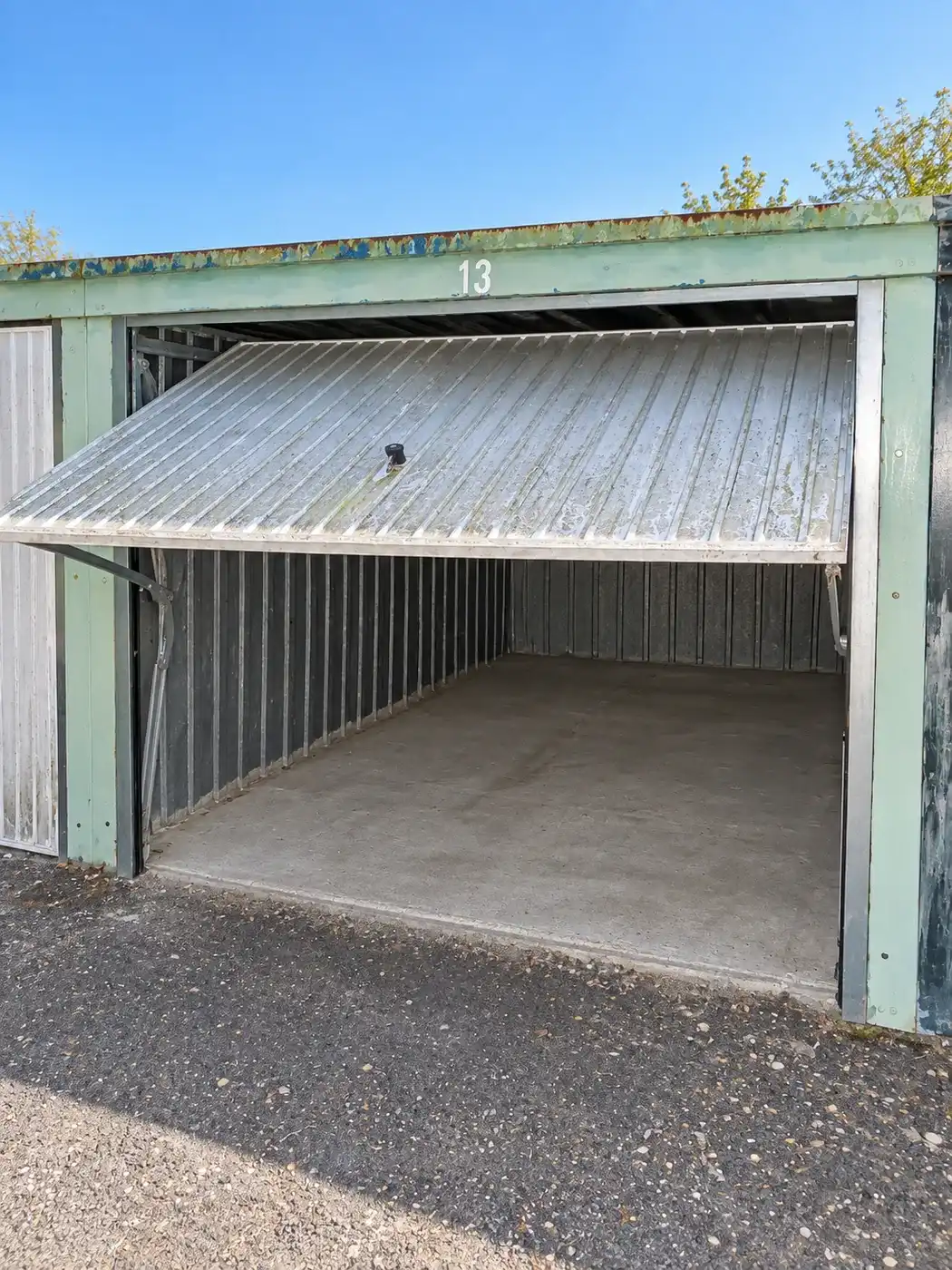 Bovengrondse garagebox nummer 13 te huur in de Camiel van de Busschestraat 9 te Brugge (Assebroek). foto 2