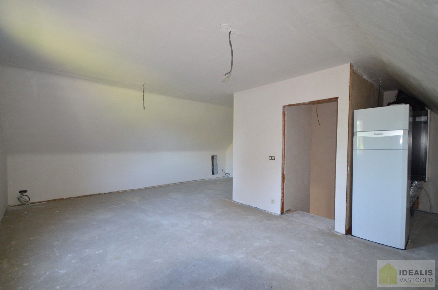 Idealis Vastgoed – Charmante CASCO+ woning met 2 tot 3 ruime slaapkamers, ruime woonkamer met open keuken, berging, achterinkom met wasruimte, badkamer en met maar liefst 18 zonnepanelen. De woning is gelegen op een rustig perceel aan de bosrand. foto 12