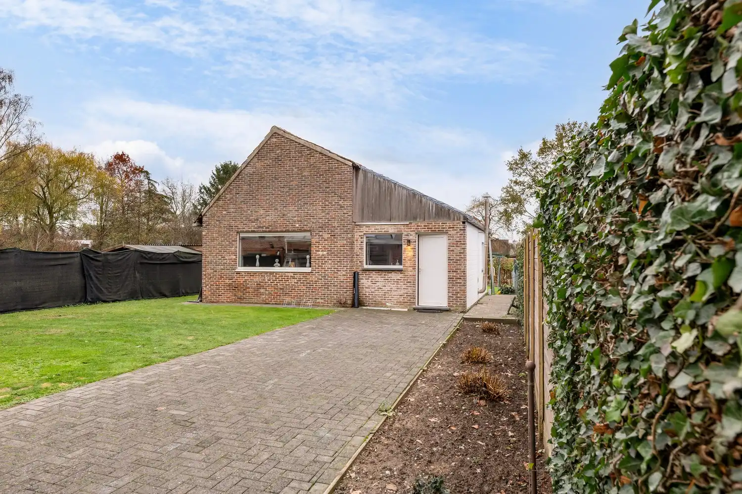 Ruime, instapklare pastorijwoning met bijgebouw op 1 180 m². foto 27