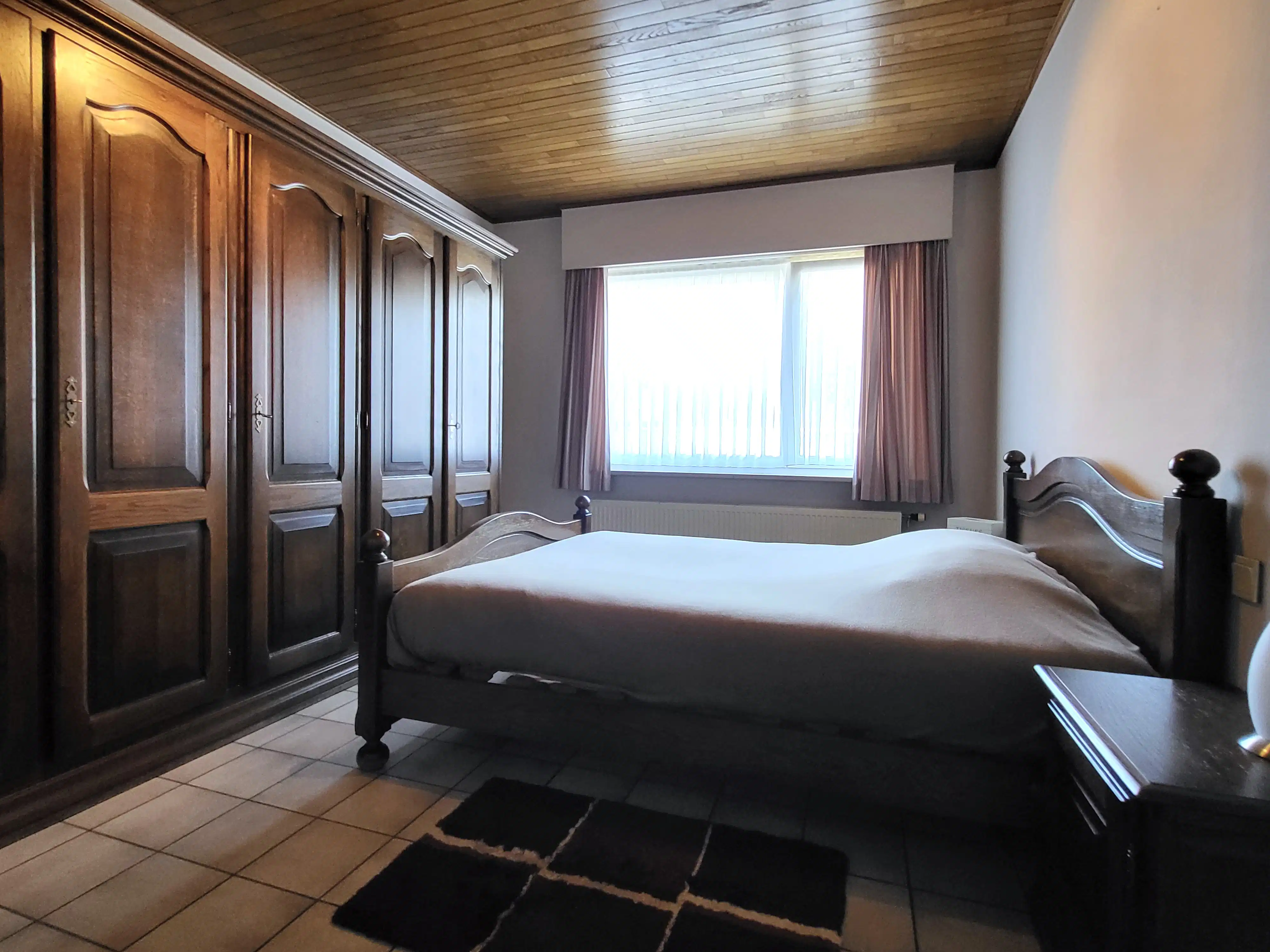 Deze ruime en uitstekend onderhouden villa-bungalow op een perceel van 1.264 m² combineert comfort, functionaliteit en een aangename woonbeleving met een zuidgericht terras en een prachtig aangelegde tuin met zwembad en badhuis.  foto 21