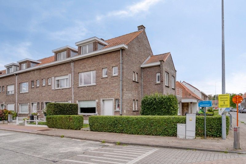 🏡Ruime woning met kantoorgebouw TE KOOP in hartje Wielsbeke – Marktstraat! foto {{pictureIndex}}