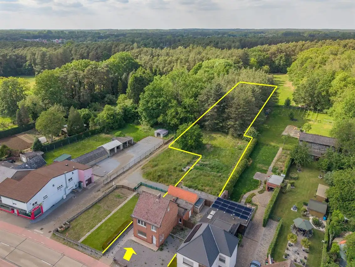Hoofdfoto van de publicatie: Karaktervolle woning met grote tuin, bijgebouwen en uitbreidbaar zoldervolume op een verrassend diep perceel