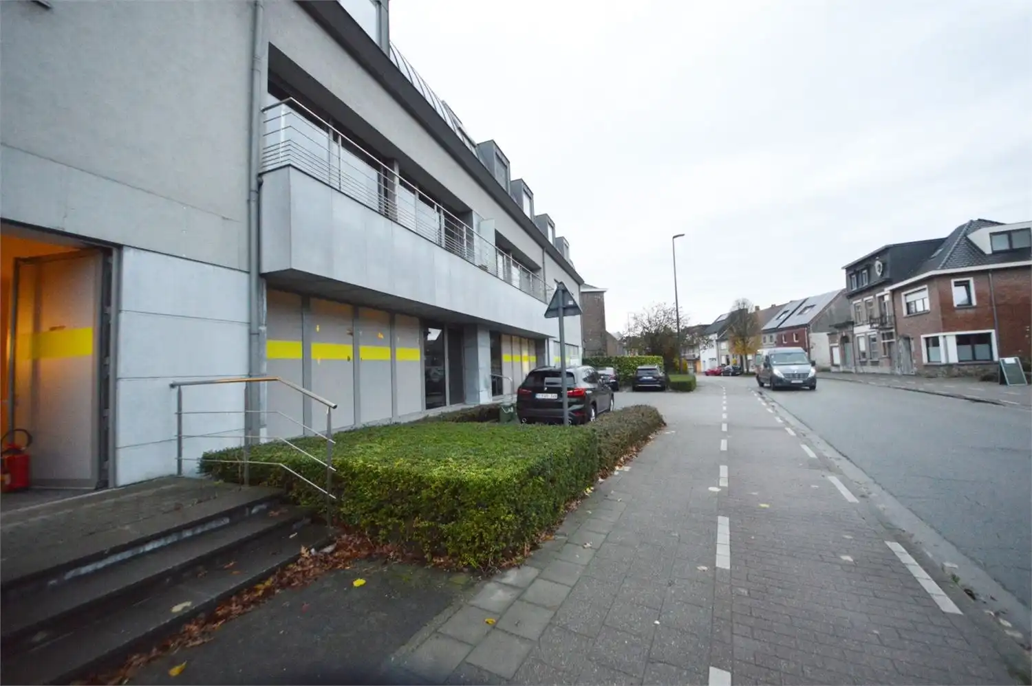 MODERN COMMERCIEEL PAND INCL. 6 PARKINGS foto 18