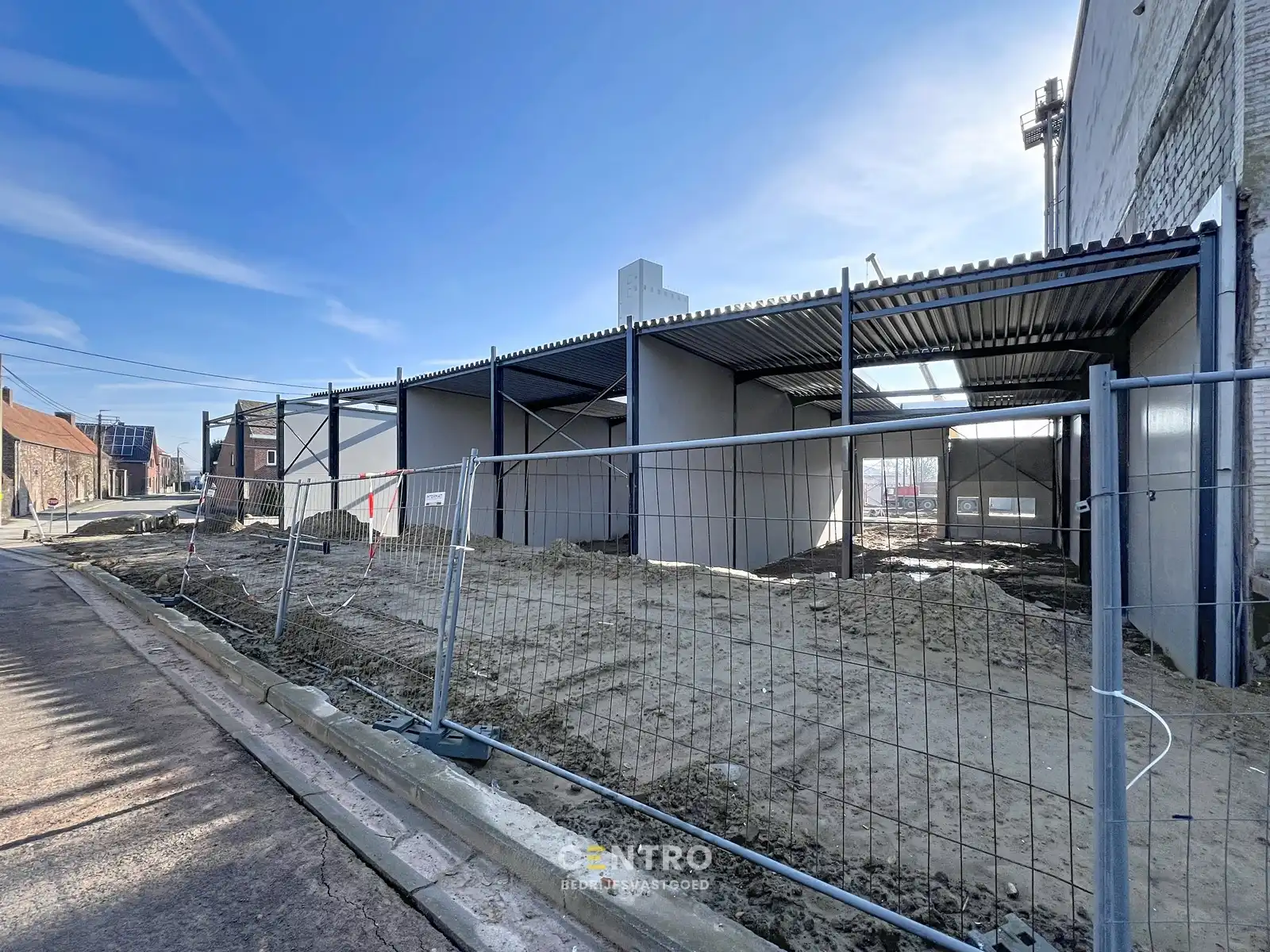 Nieuwbouw KMO-units van 220 en 245m² TE HUUR (VH van 7m, 2 parkings, aparte loopdeur en raam), te Kerkhove (Avelgem). foto 7