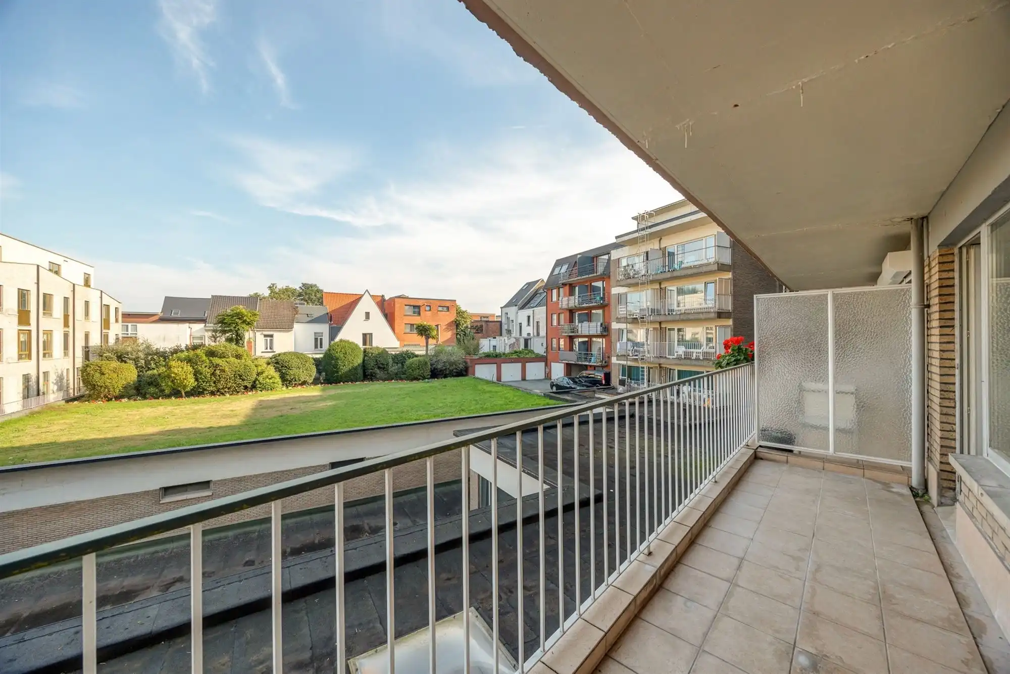 Gerenoveerd appartement met drie slaapkamers en terras foto 21