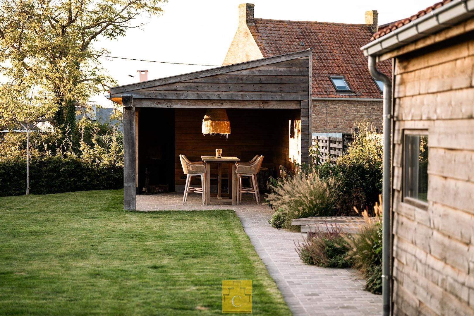 knap gerenoveerde gezinswoning, landelijke stijl met eigentijdse toets, met zonnige tuin en parking foto 3