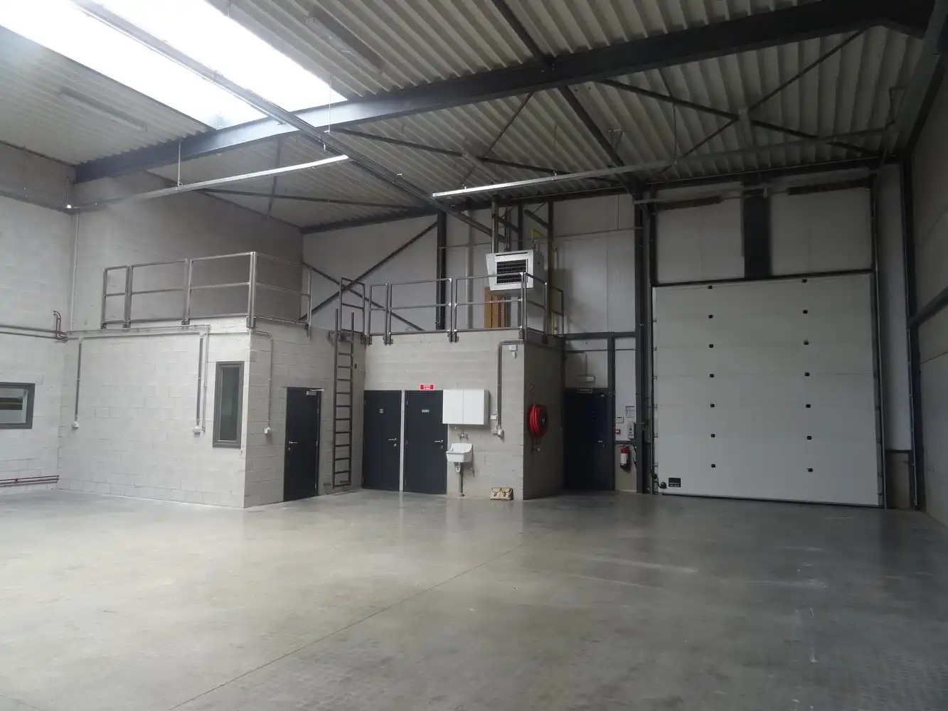 512m² bedrijfsgebouw met kantoren foto 3