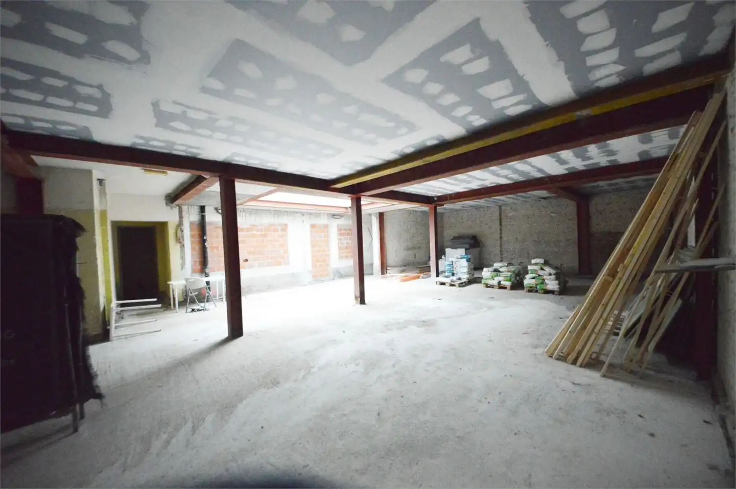 VERNIEUWD COMMERCIEEL GELIJKVLOERS NABIJ GROTE MARKT foto 4