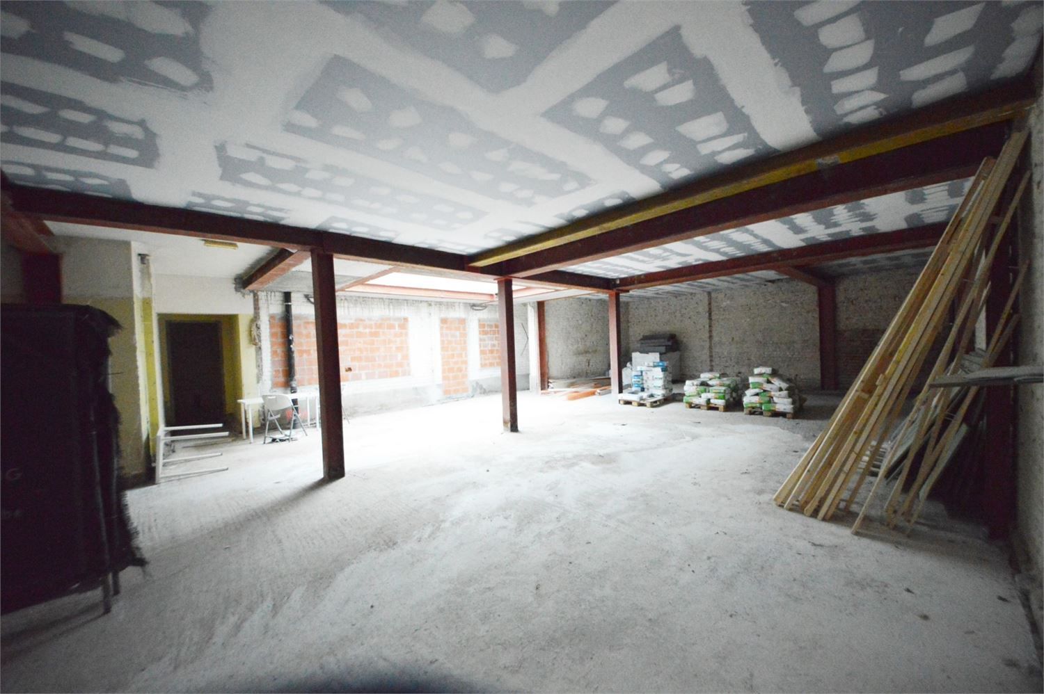 VERNIEUWD COMMERCIEEL GELIJKVLOERS NABIJ GROTE MARKT foto 4