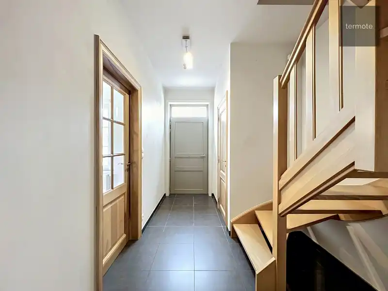 Ruime halfopen woning foto 8