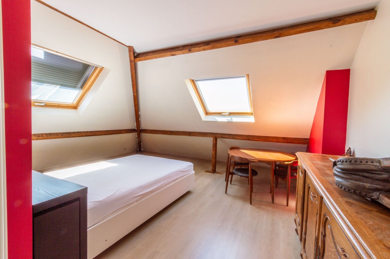  Ruime en goed onderhouden driegevel-woning met 3 slaapkamers, 2 terrassen, tuin, garage en oprit met plaats voor meerdere wagens foto 20