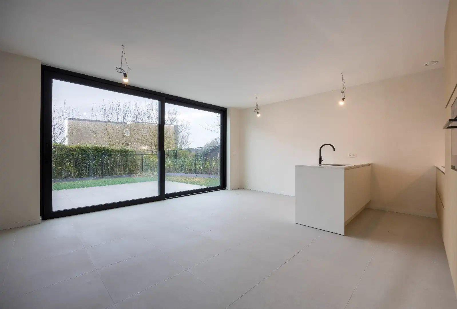 Nieuwbouw gelijkvloersappartement met zonnige tuin gelegen in "Residentie Dunique" te Bredene - duinen! foto {{pictureIndex}}