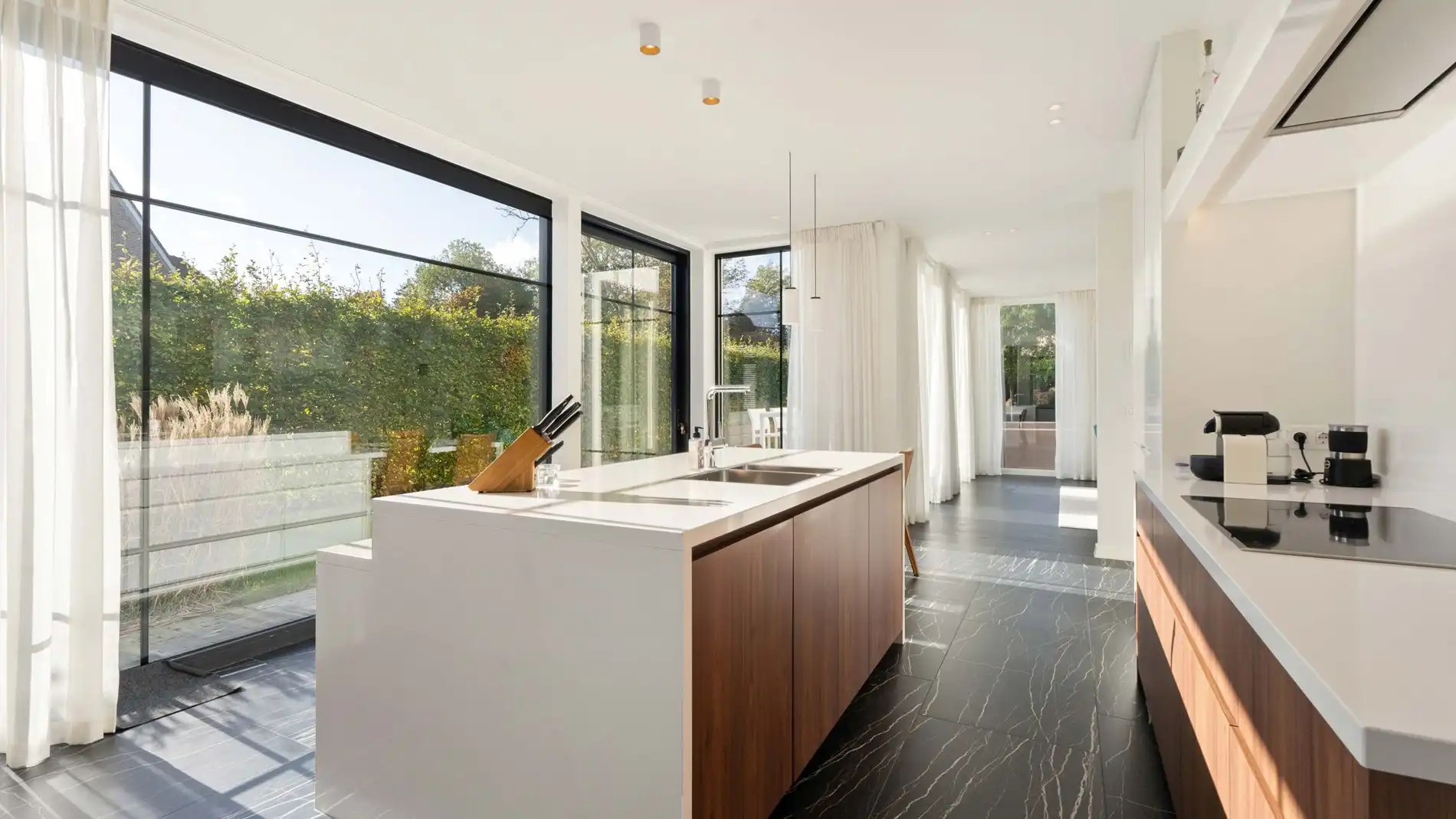 Exclusieve villa gelegen in een rustige, residentiële wijk . foto 5