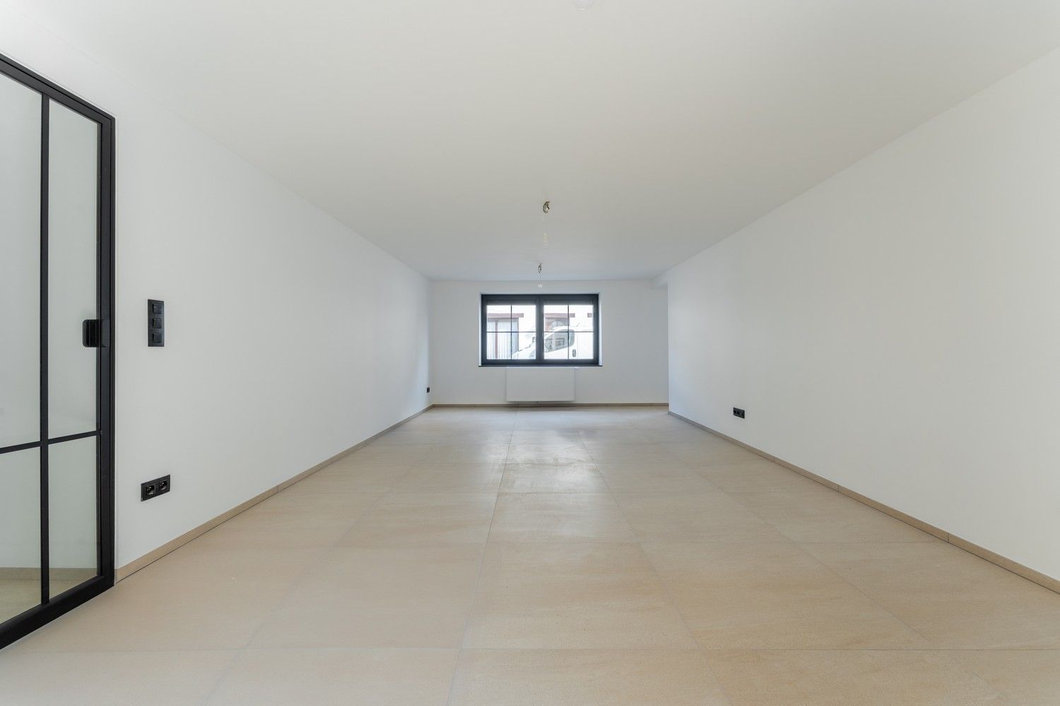 Volledig gerenoveerde woning met tuin en parkeerplaats foto 8
