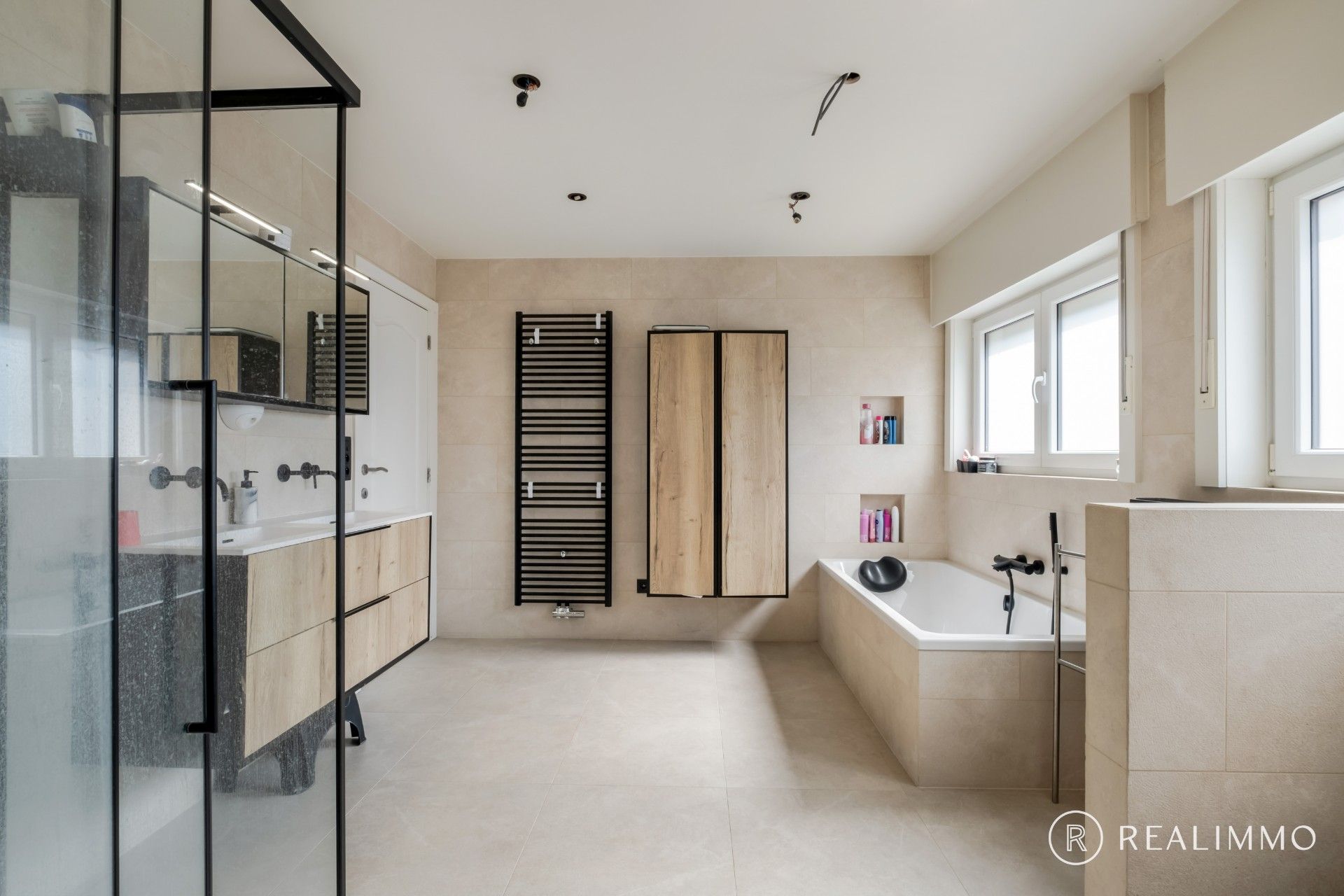 Instapklare, gerenoveerde gezinswoning met 4 slaapkamers foto 13
