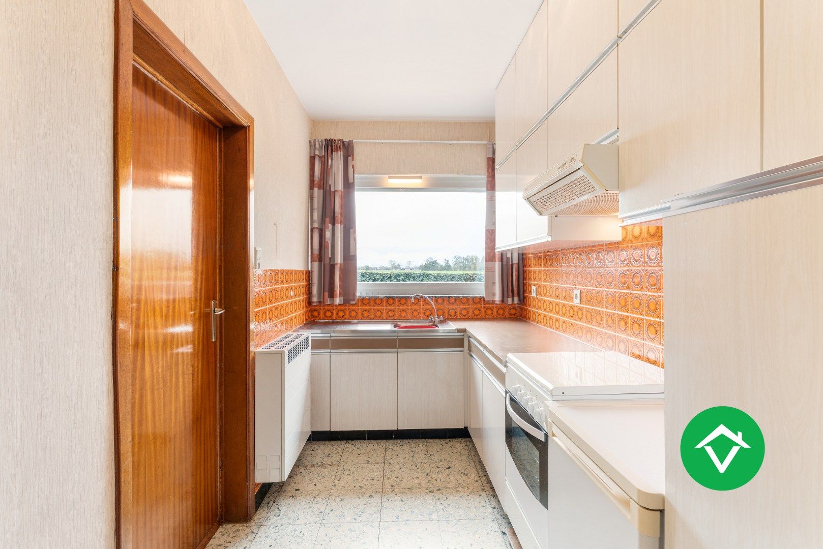 Op te frissen gezinswoning met twee garages en landelijk zicht te Eernegem foto 9