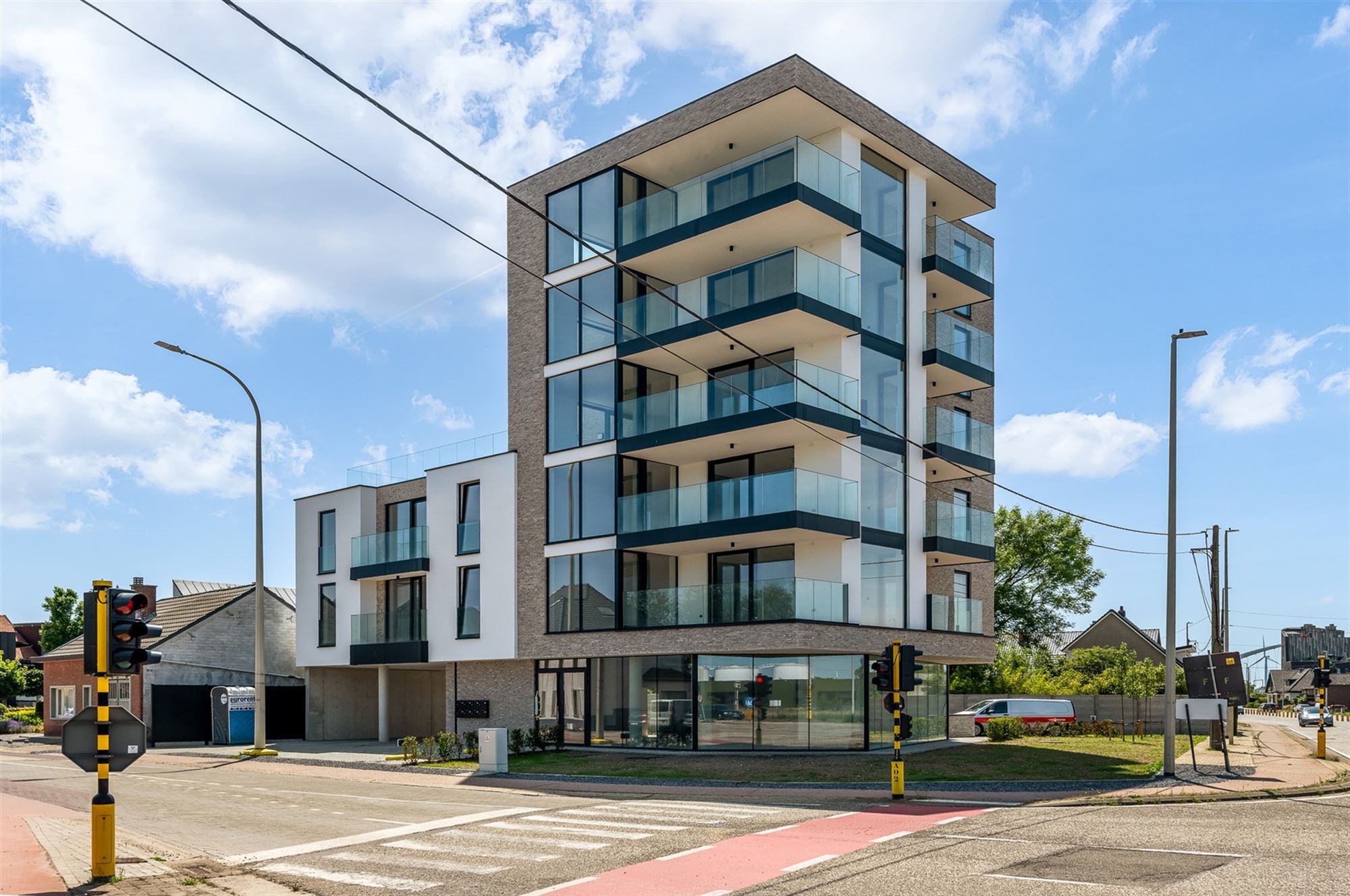 HANDELSPAND VAN 112M² MET 4 AUTOSTAANPLAATSEN OP COMMERCIËLE TOPLIGGING TE BERINGEN! foto {{pictureIndex}}