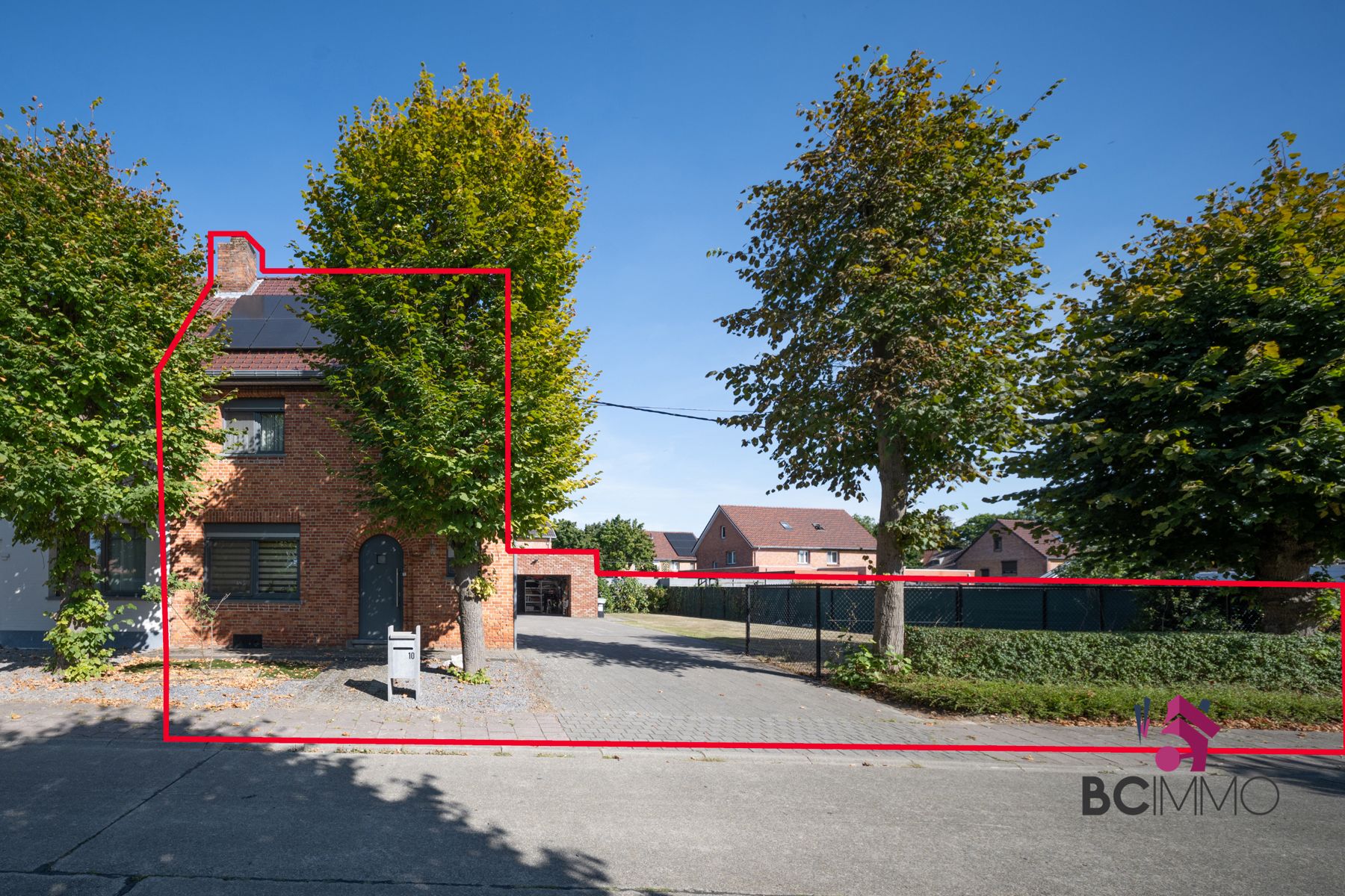 Hoofdfoto van de publicatie: Halfopen woning met garage, zonnepanelen en ruime oprit