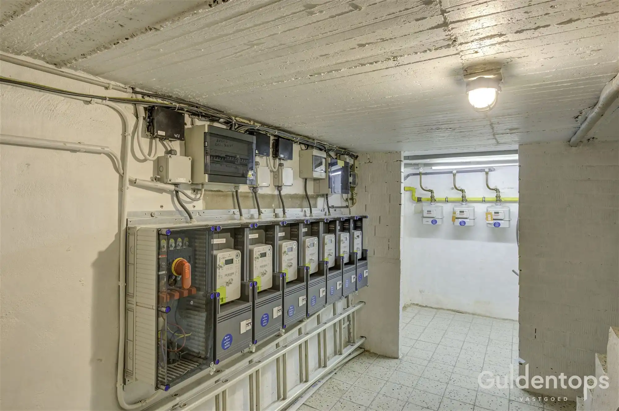 Knap vernieuwd 2 slaapkamerappartement op topligging foto 28