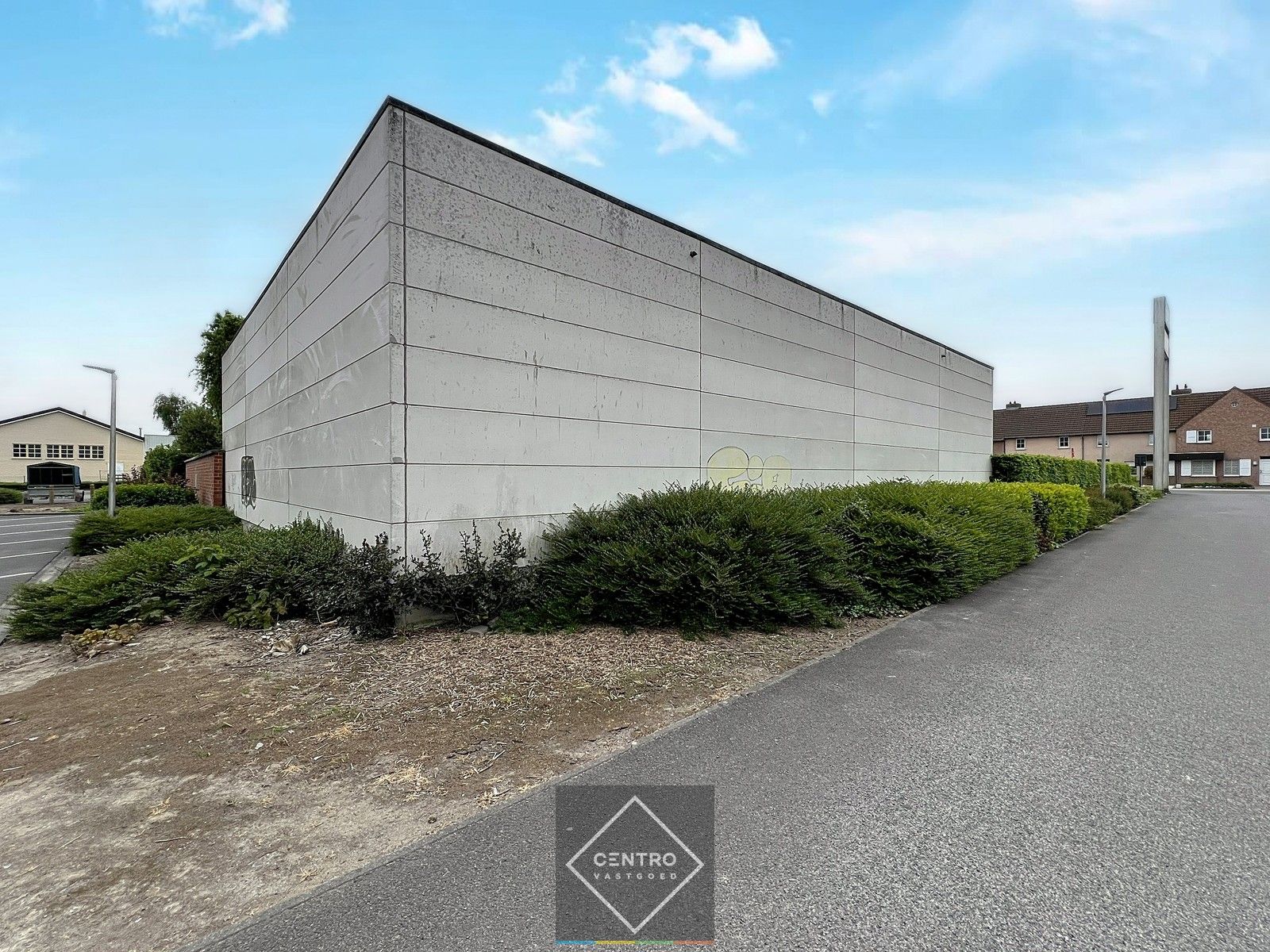 Goed gelegen MAGAZIJN (± 300m2) met parking TE HUUR nabij centrum Roeselare. foto 2