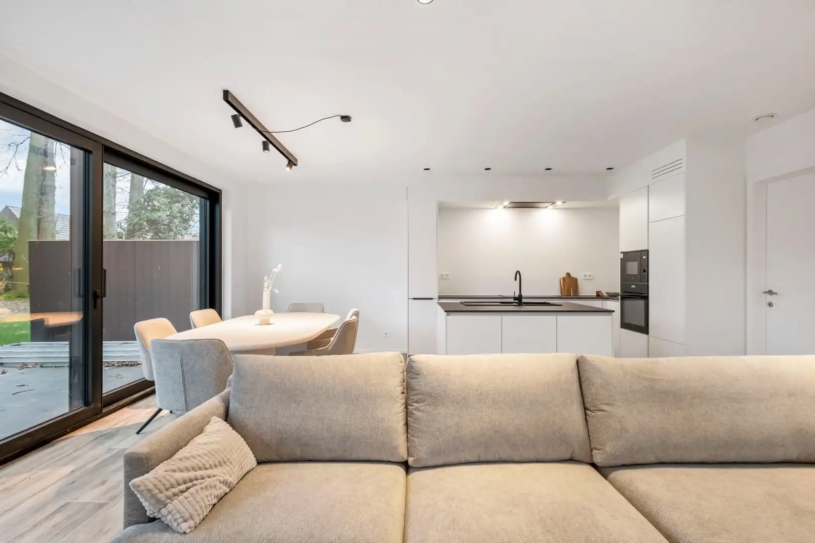 Halfopen woning in Scandinavische stijl met garage en tuin in Otegem foto 4
