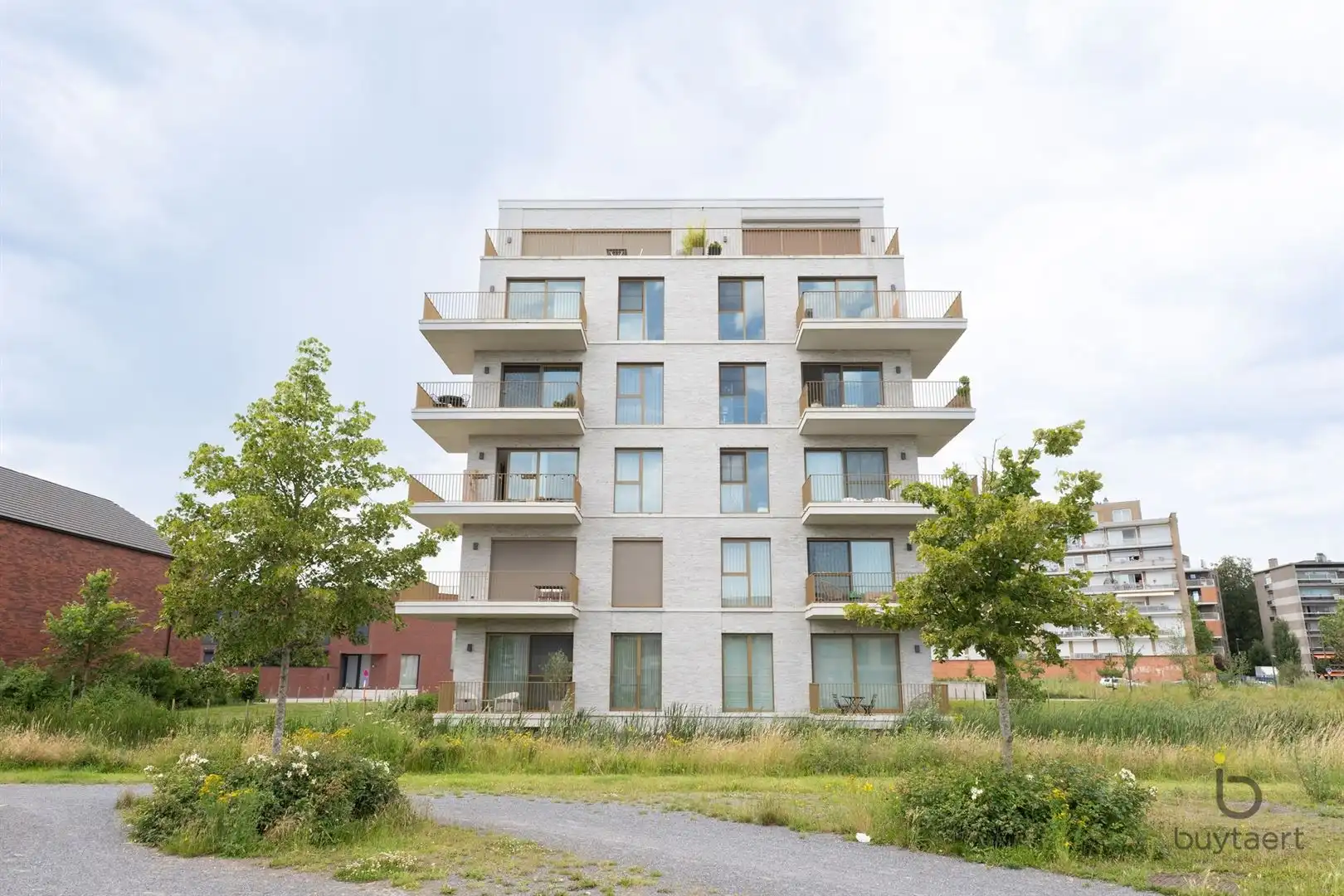 WONEN IN STIJL: een knap 2-slaapkamer appartement op de 3de verdieping met terras te Deurne-Zuid! foto 2