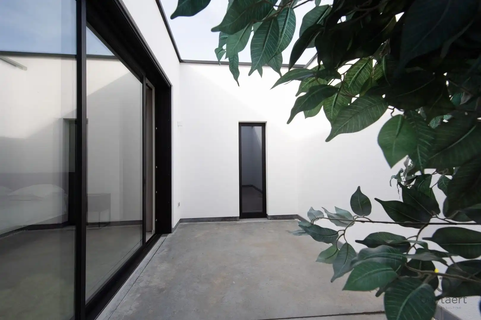 Knappe GELIJKVLOERSE villa + bijgebouw te Halle! foto 34