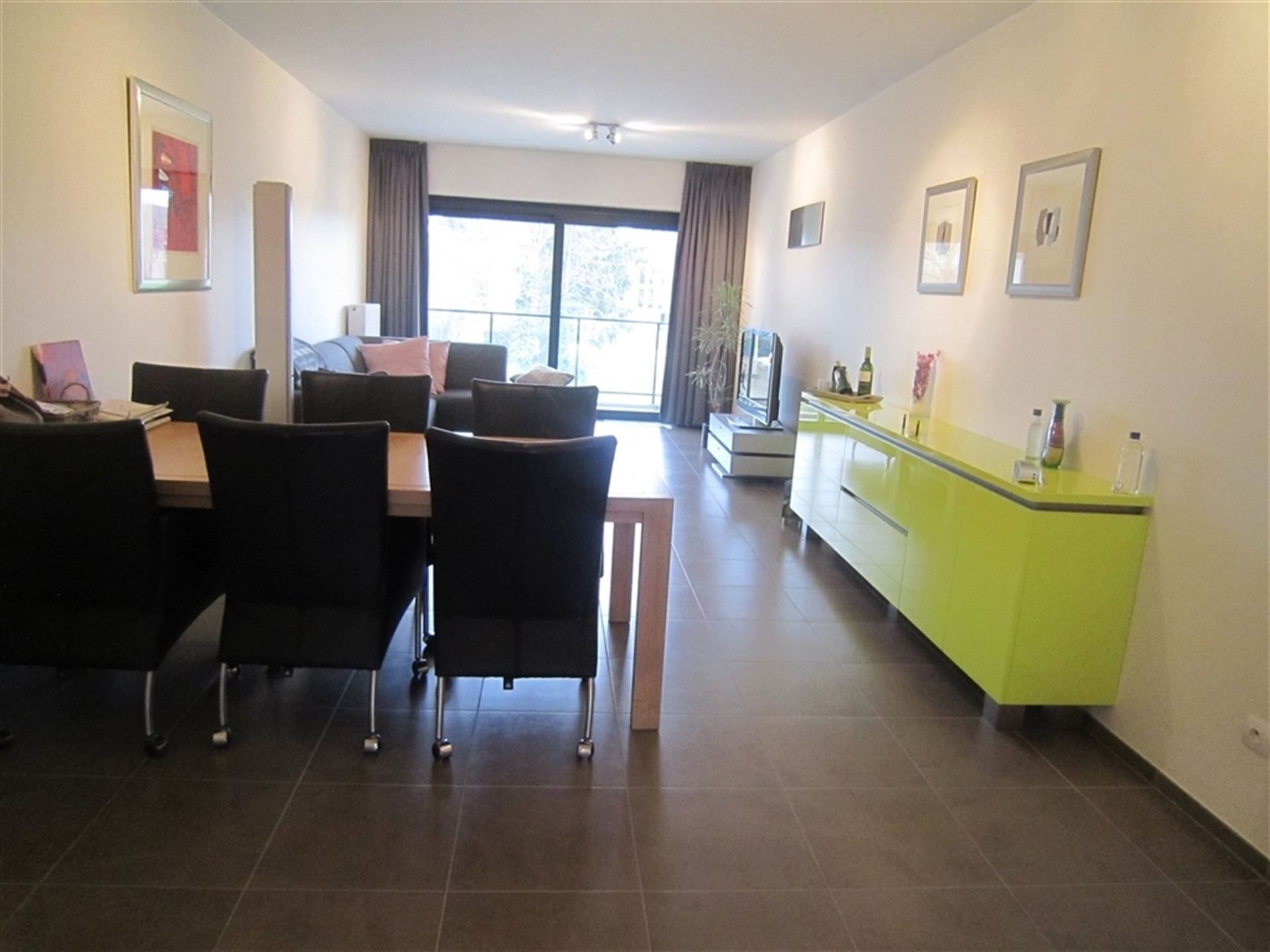 Appartement met 2 slaapkamers, terras, lift, parkeergarage!  foto 2