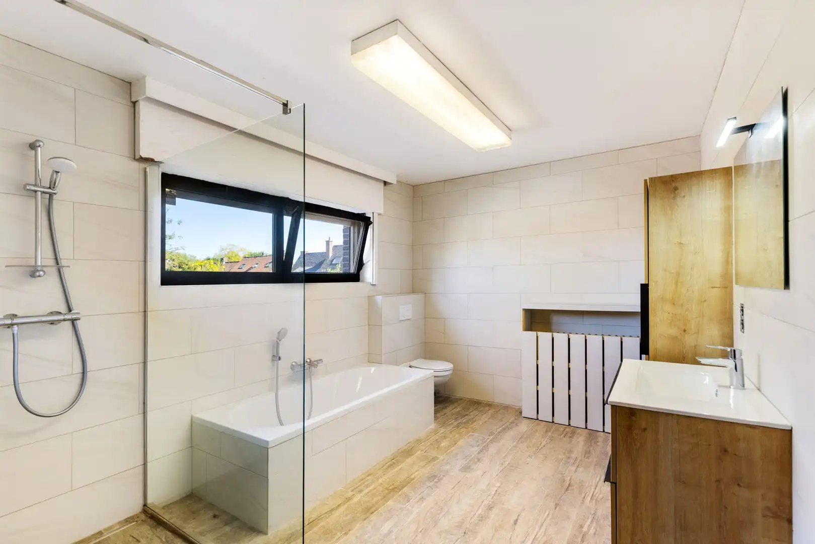 Ruime gezinswoning met 6 slaapkamers foto 19
