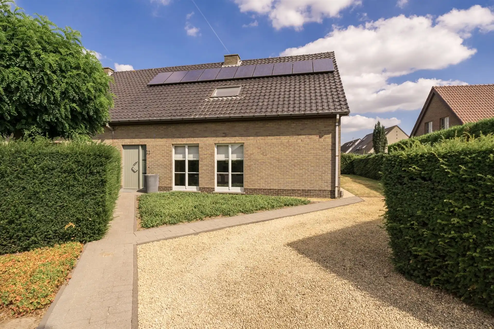 Ruime halfopen bebouwing  met 5 slaapkamers, tuin en garage. foto 23