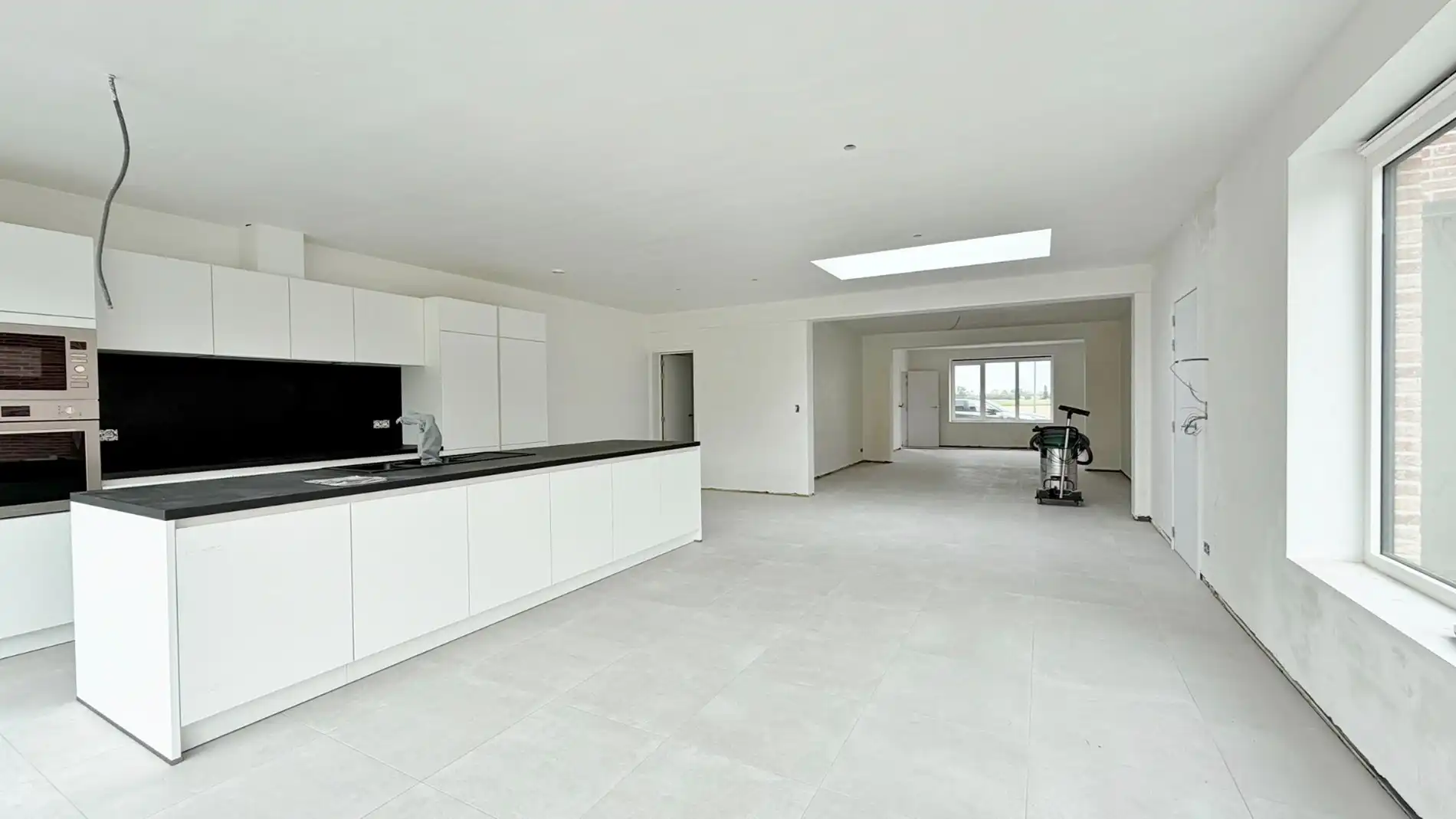 Zeer ruime nieuwbouwwoning in de dorpskern van Noordschote met grote garage en tuin.  foto 6