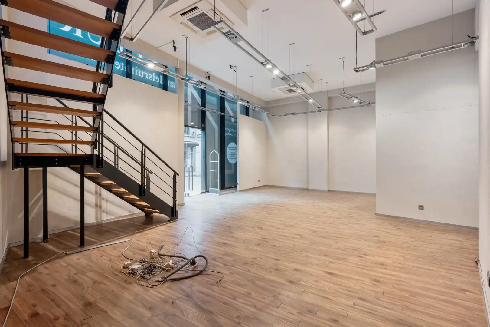 Handelspand, 150m², met 1-slaapkamerappartement op topligging in het centrum  foto 3