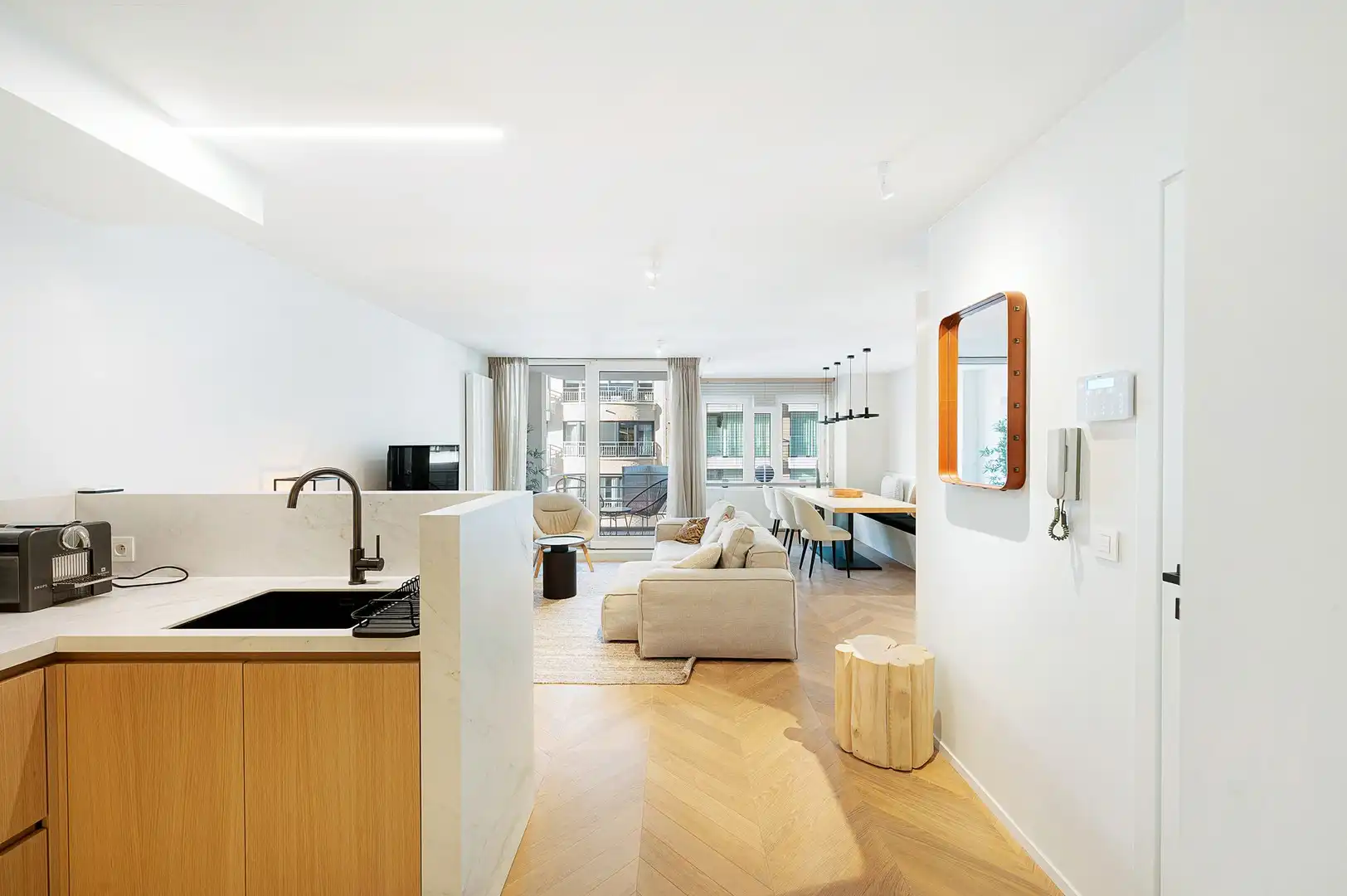 Instapklaar appartement gelegen op een centrale ligging te Knokke, vlakbij de winkels en de zee. foto 4