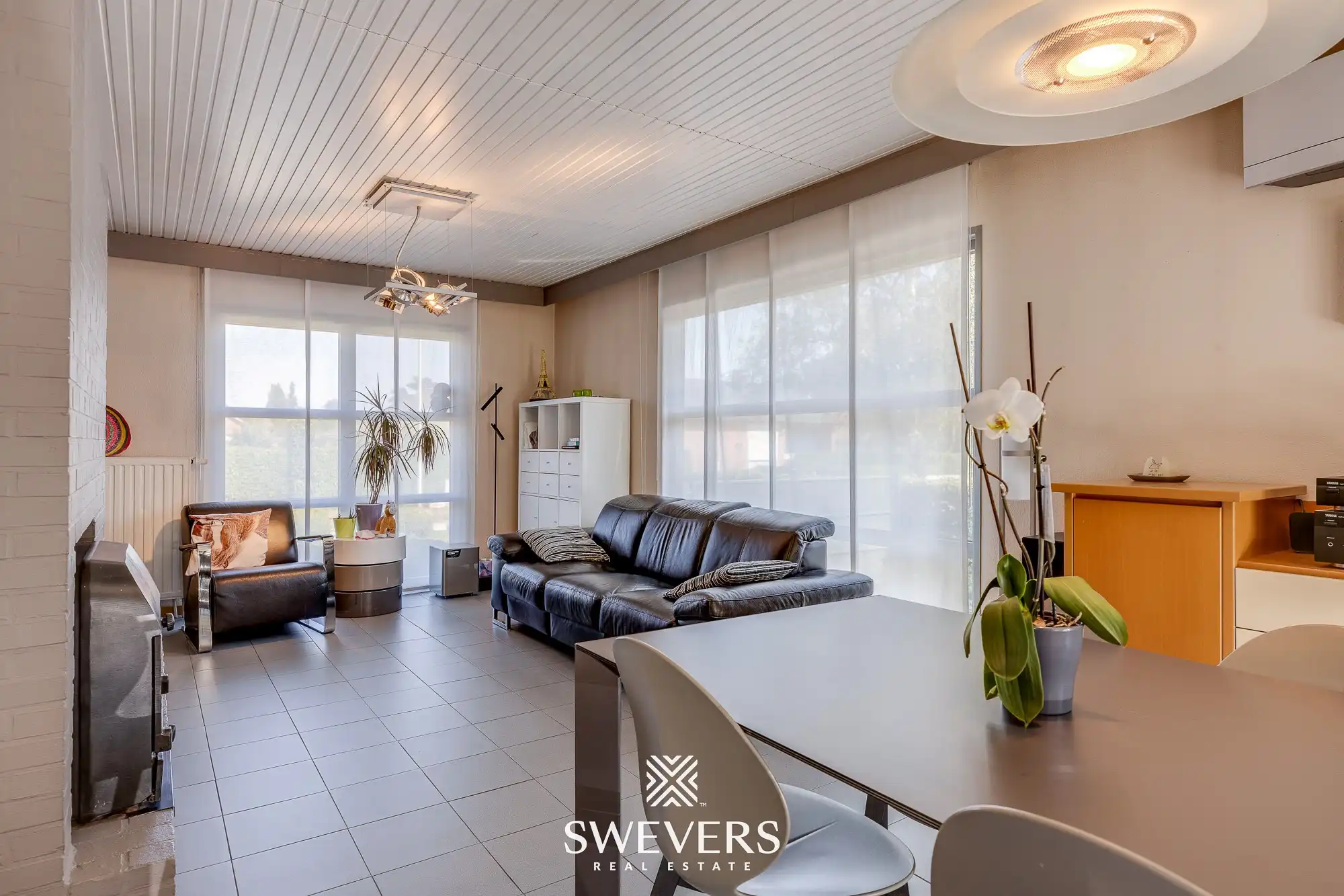 Prachtige eigentijdse bungalow met mooi aangelegde, rustige tuin foto 2