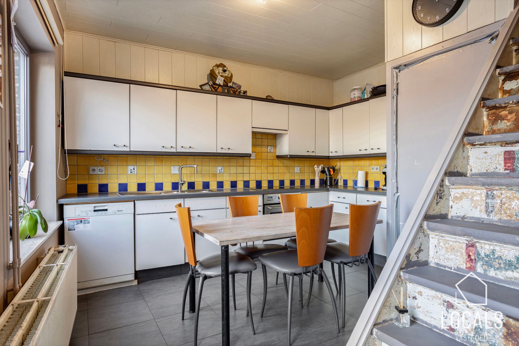 Woning met 4 slaapkamers, ruim terras, garage & schuur foto 8