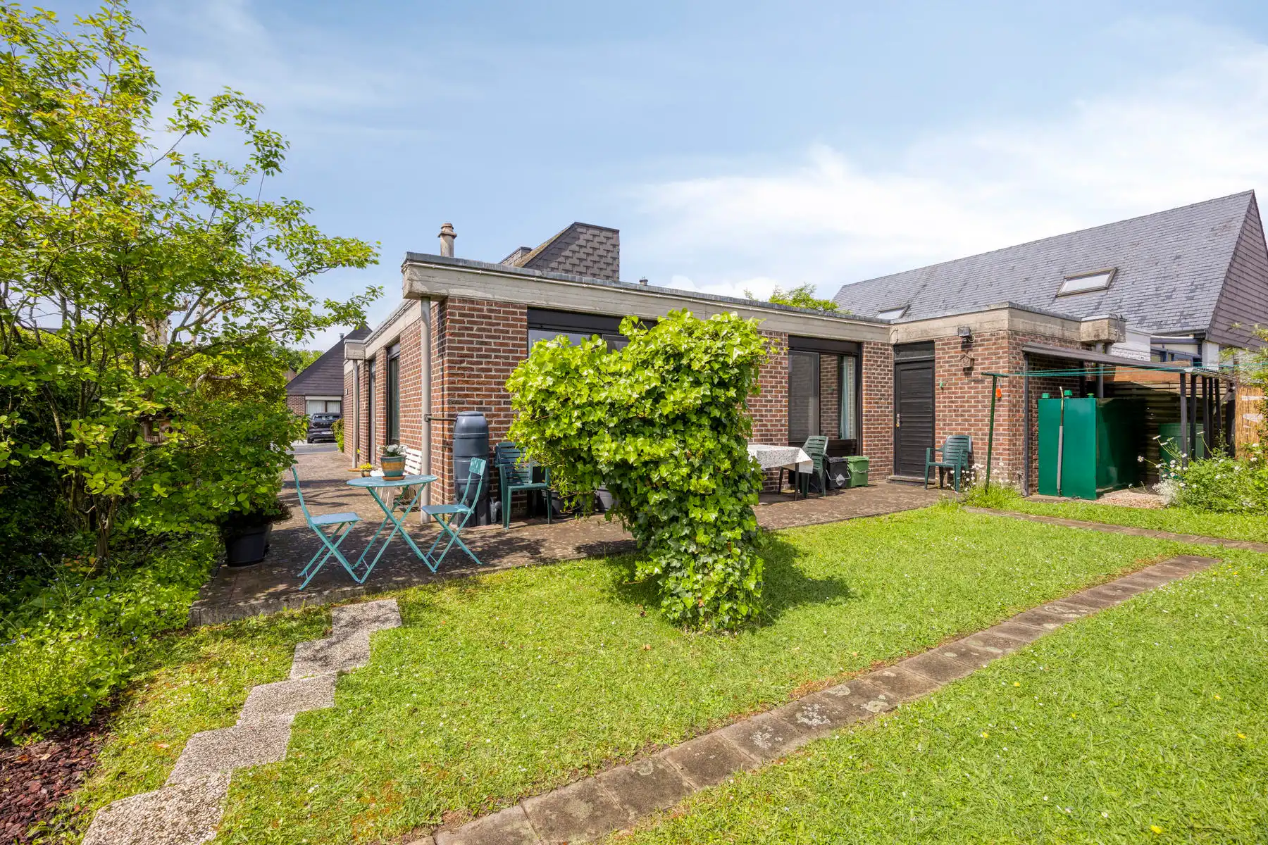 Bungalow met 4 slaapkamers, zonnepanelen, tuin en garage foto 2