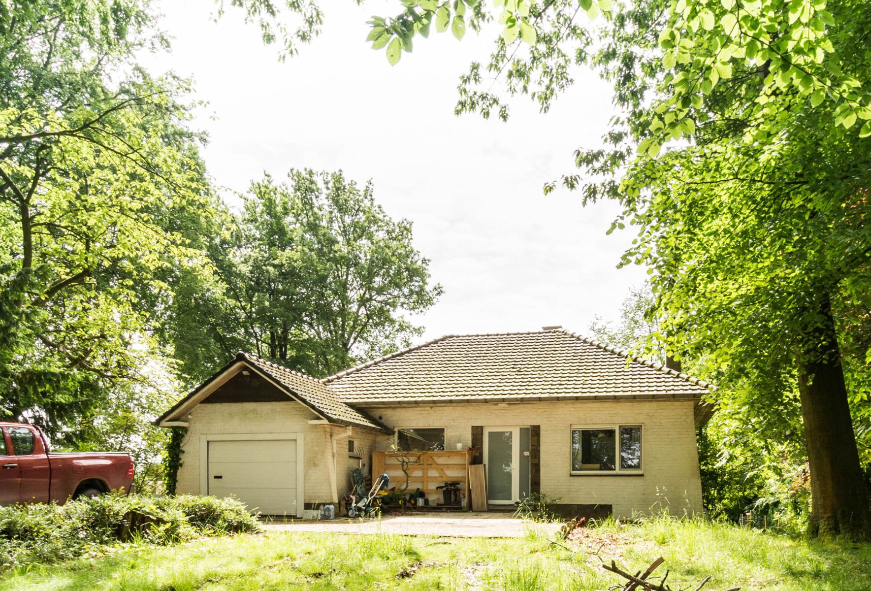 Uniek gelegen villa-bungalow met garage en tuin, op ± 16 are foto 15