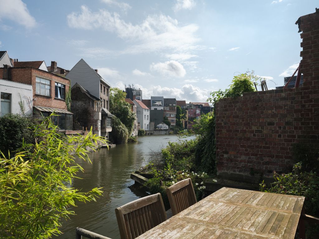 Hoofdfoto van de publicatie: Bijzondere te renoveren herenwoning met unieke ligging aan het water