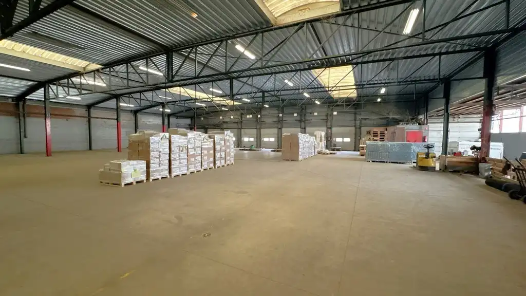 Loods met kantoor te huur nabij E313 in Wommelgem foto 10