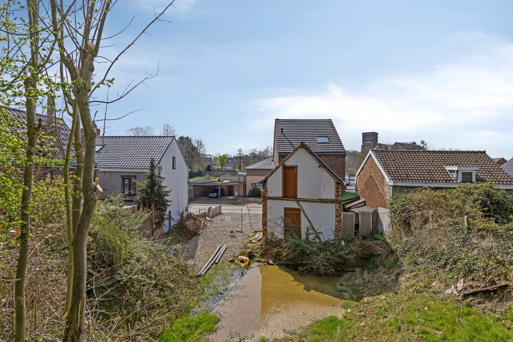 Rustig gelegen te renoveren en af te werken woning op 935m² foto 3
