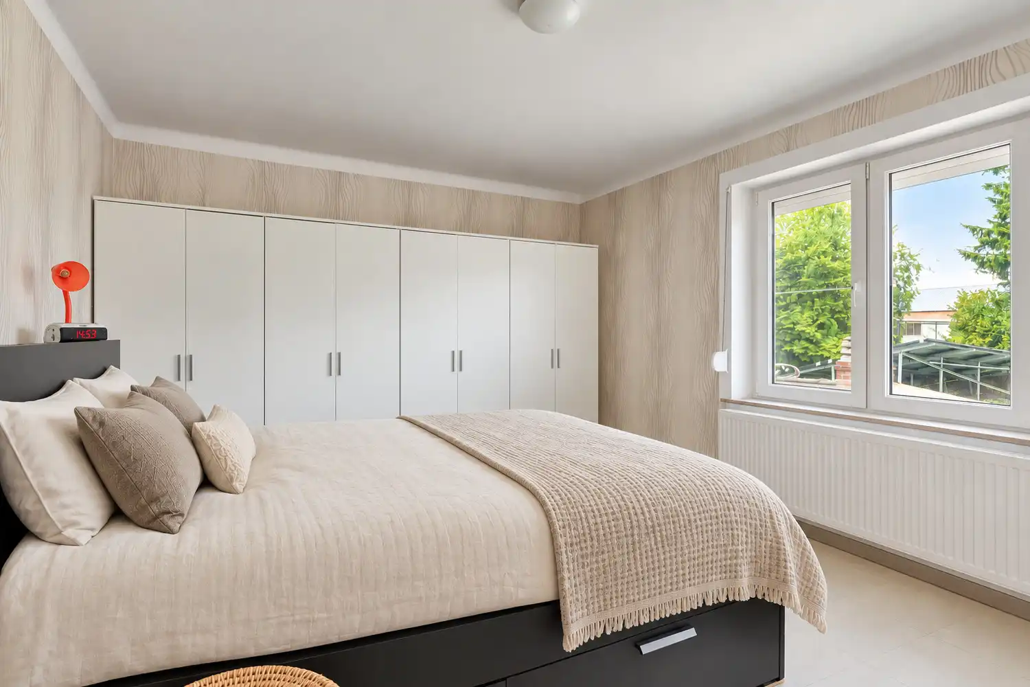 RUIME EN GERENOVEERDE WONING MET 4 SLAAPKAMERS EN WESTGERICHTE TUIN TE HALEN! foto 18