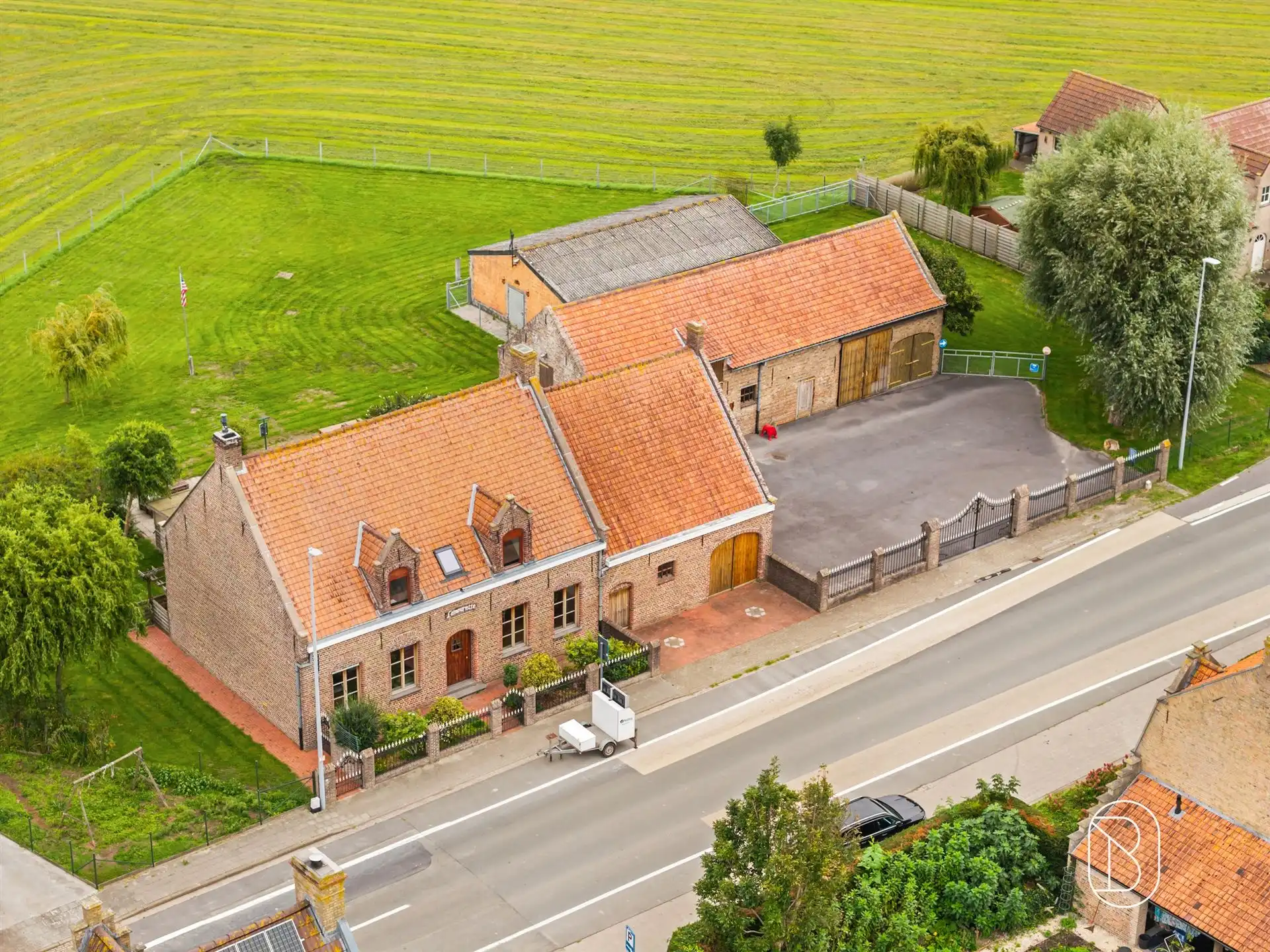 Hoofdfoto van de publicatie: Karaktervolle hoeve met schuur en loods