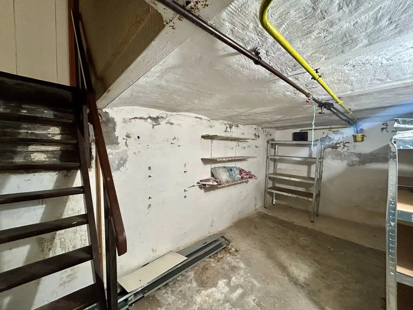 Karaktervolle rijwoning met tuin en garage te Izegem! foto 8