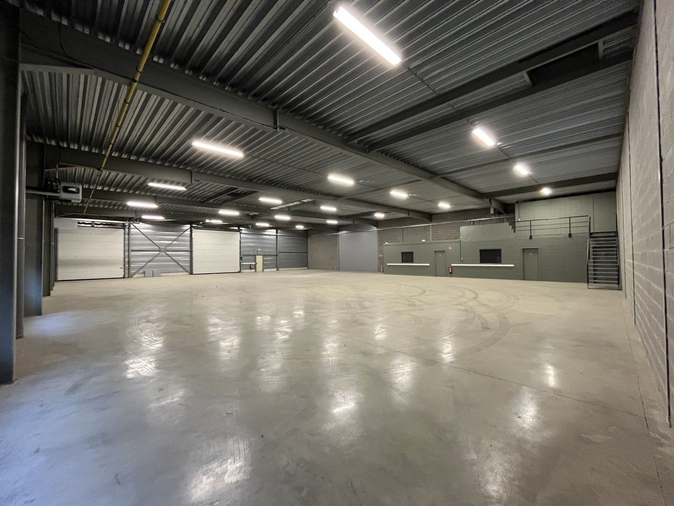 750m² opslagruimte met kantoor foto 9