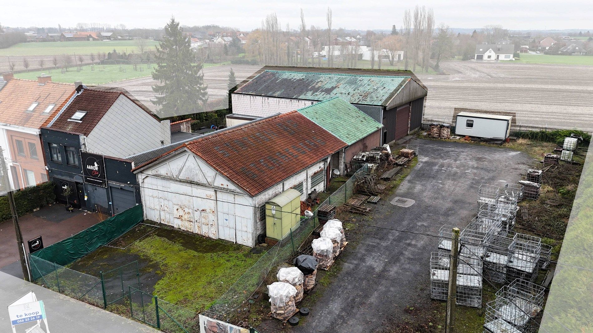 Woning met loodsen op +-2000 m² te Aalbeke. foto 3