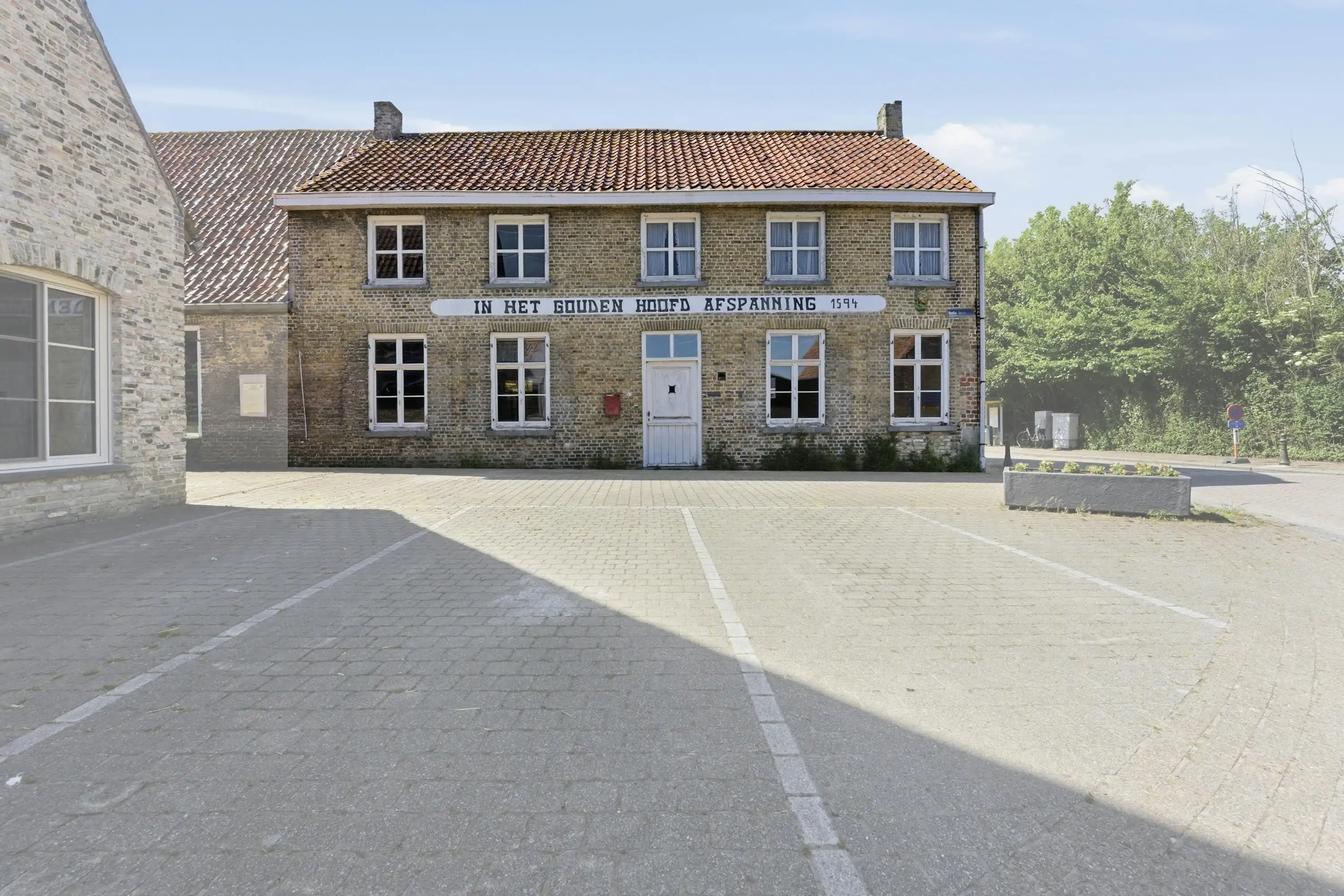 Karaktervolle renovatiewoning met veel potentieel in Beauvoorde. foto 2